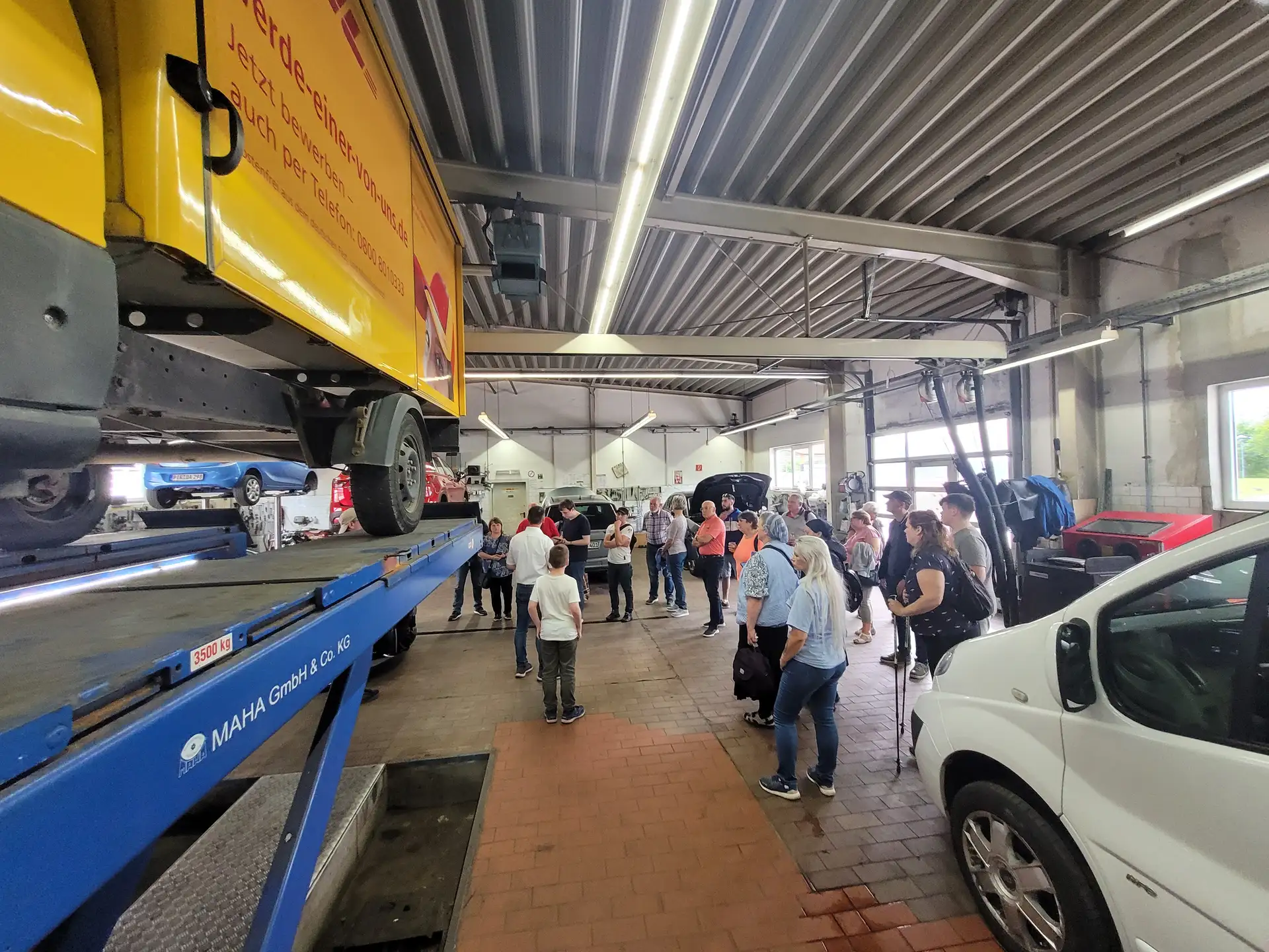 Winter Automobilpartner bei der Bischofswerdaer Spätschicht: Blick in die Werkstatt des Autohauses Richter