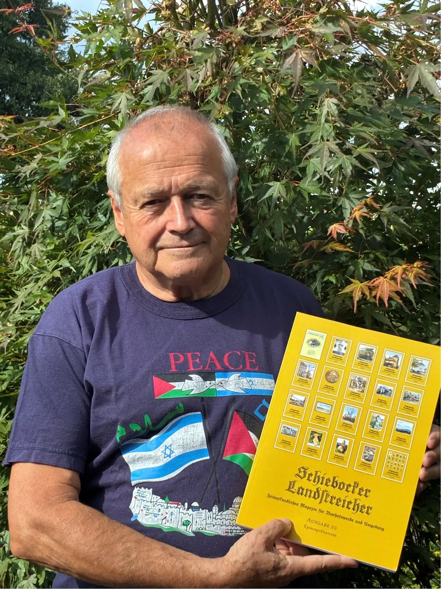 Mathias Hüsni mit der 20. Ausgabe des Landstreichers