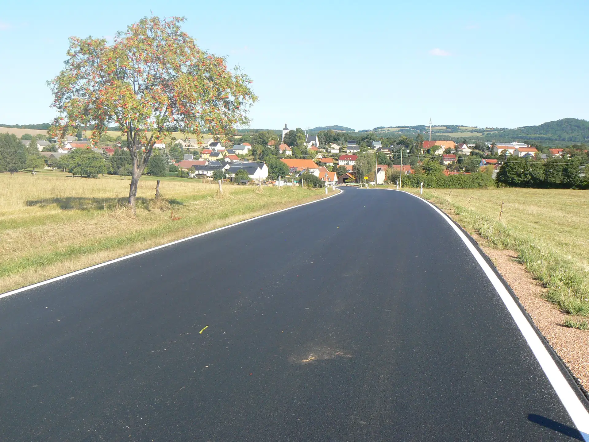 K 9022 bei Cunnersdorf-Reinhardtsgrimma: wieder freigegebene sanierte Kreisstraße