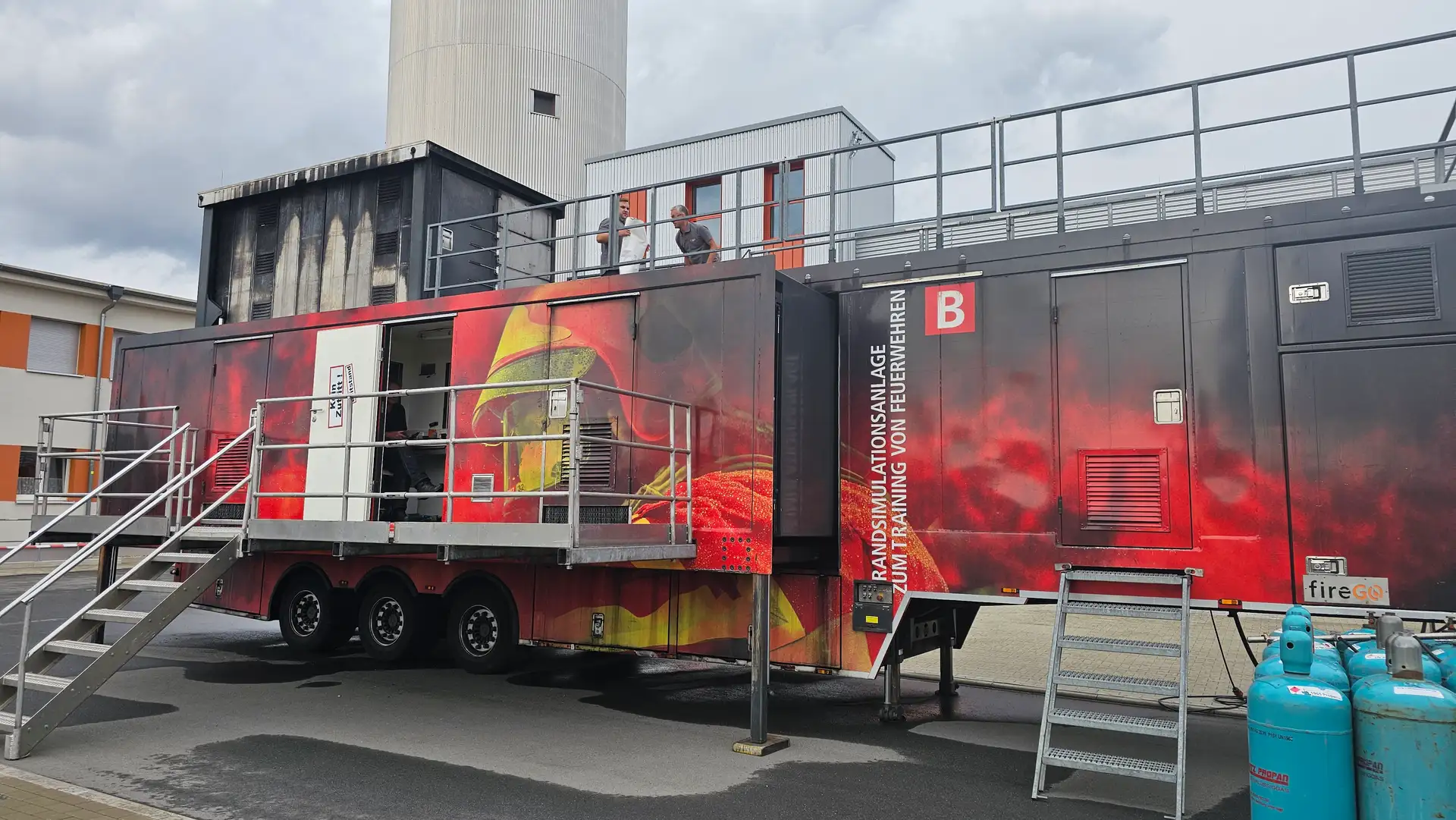 Mobile Brandübungsanlage im Einsatz in Glaubitz: 186 Kameradinnen und Kameraden trainieren