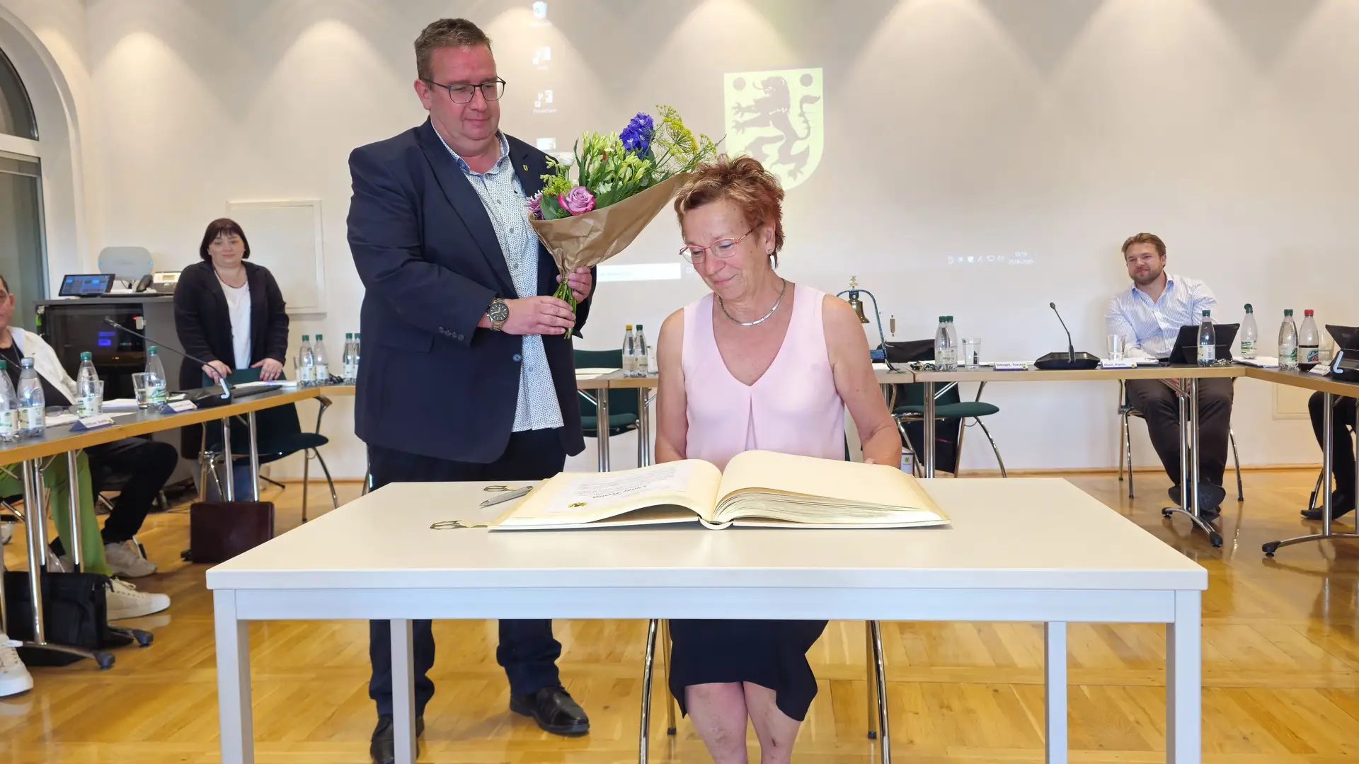 Ulrike Persing im Goldenen Buch verewigt