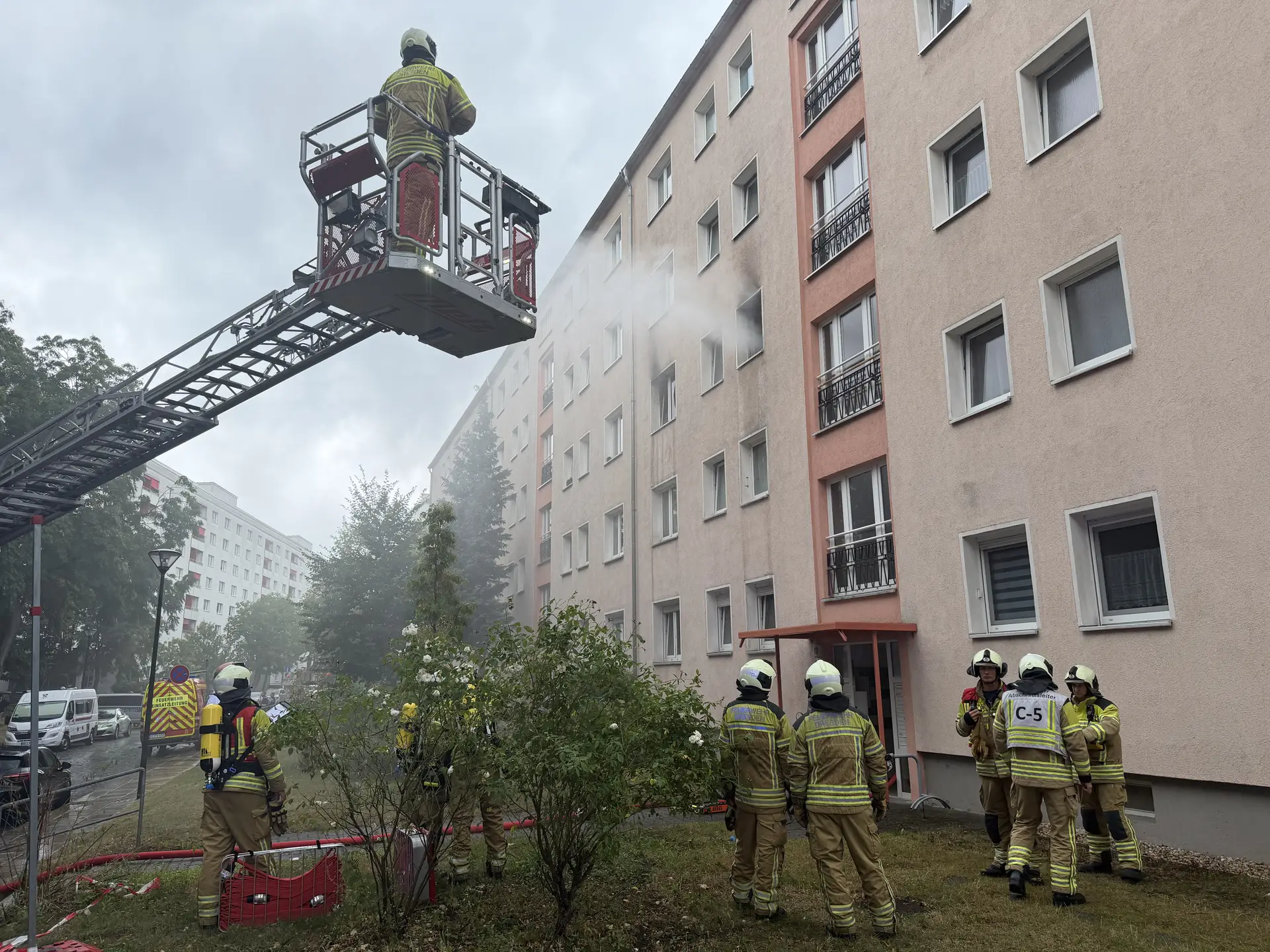 FW Dresden: Wohnungsbrand in Mehrfamilienhaus