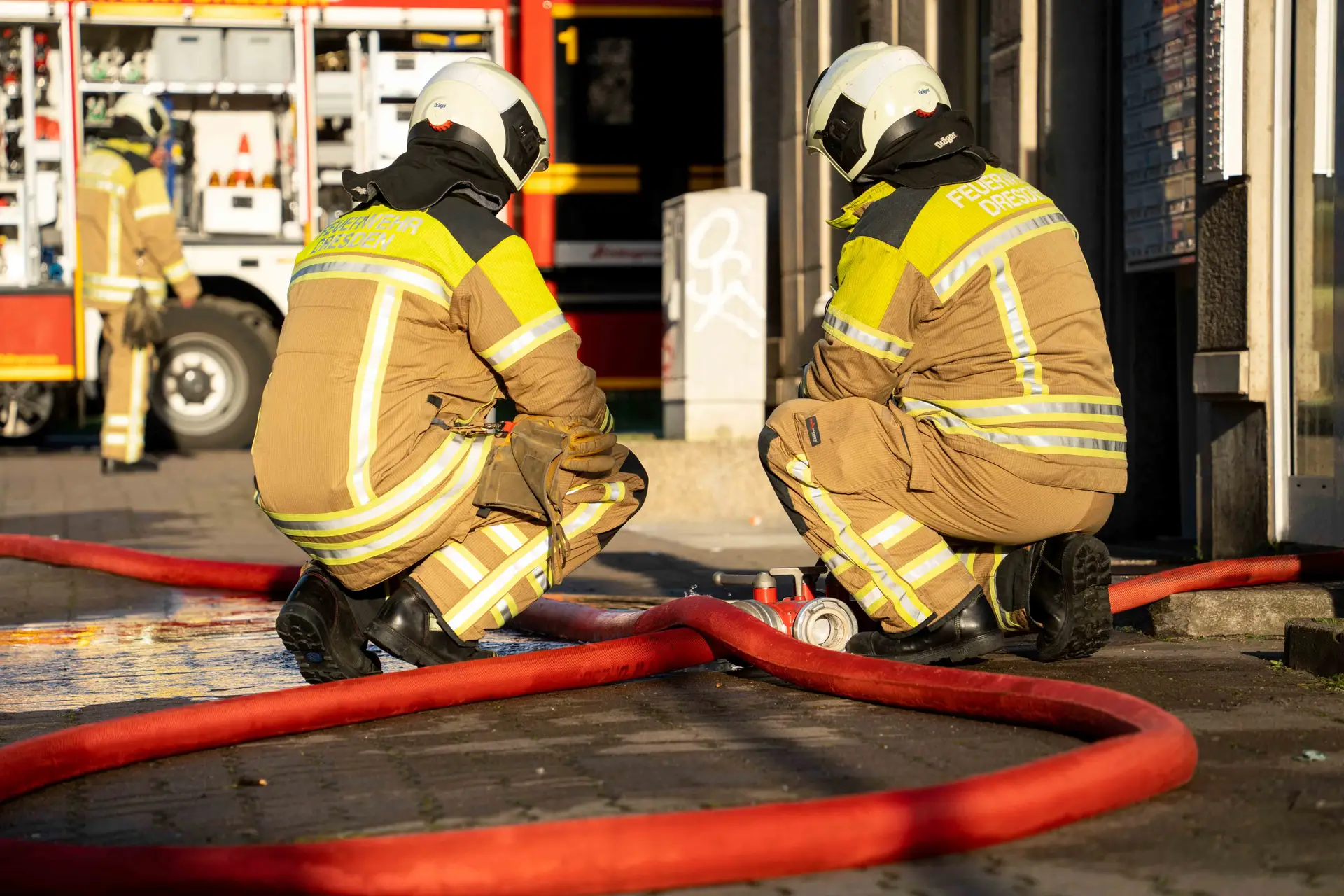 FW Dresden: Wohnungsbrand in einem Mehrfamiliengebäude