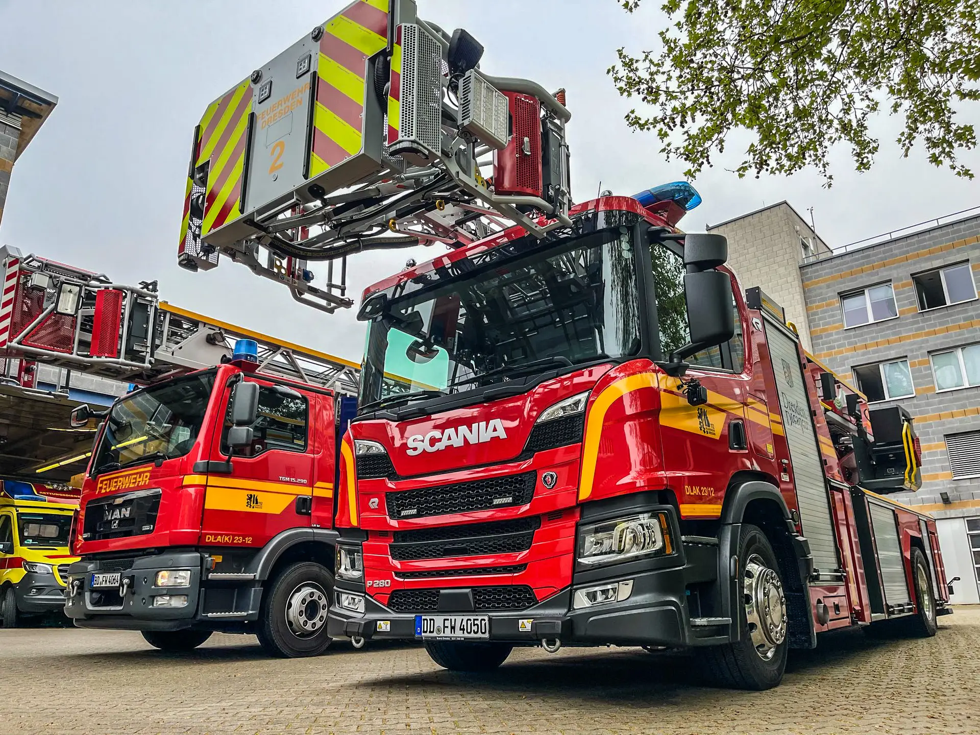 FW Dresden: Zwei Einsätze am frühen Abend: Frau durch herabstürzenden Ast verletzt - drei Verletzte bei Verkehrsunfall auf der A17
