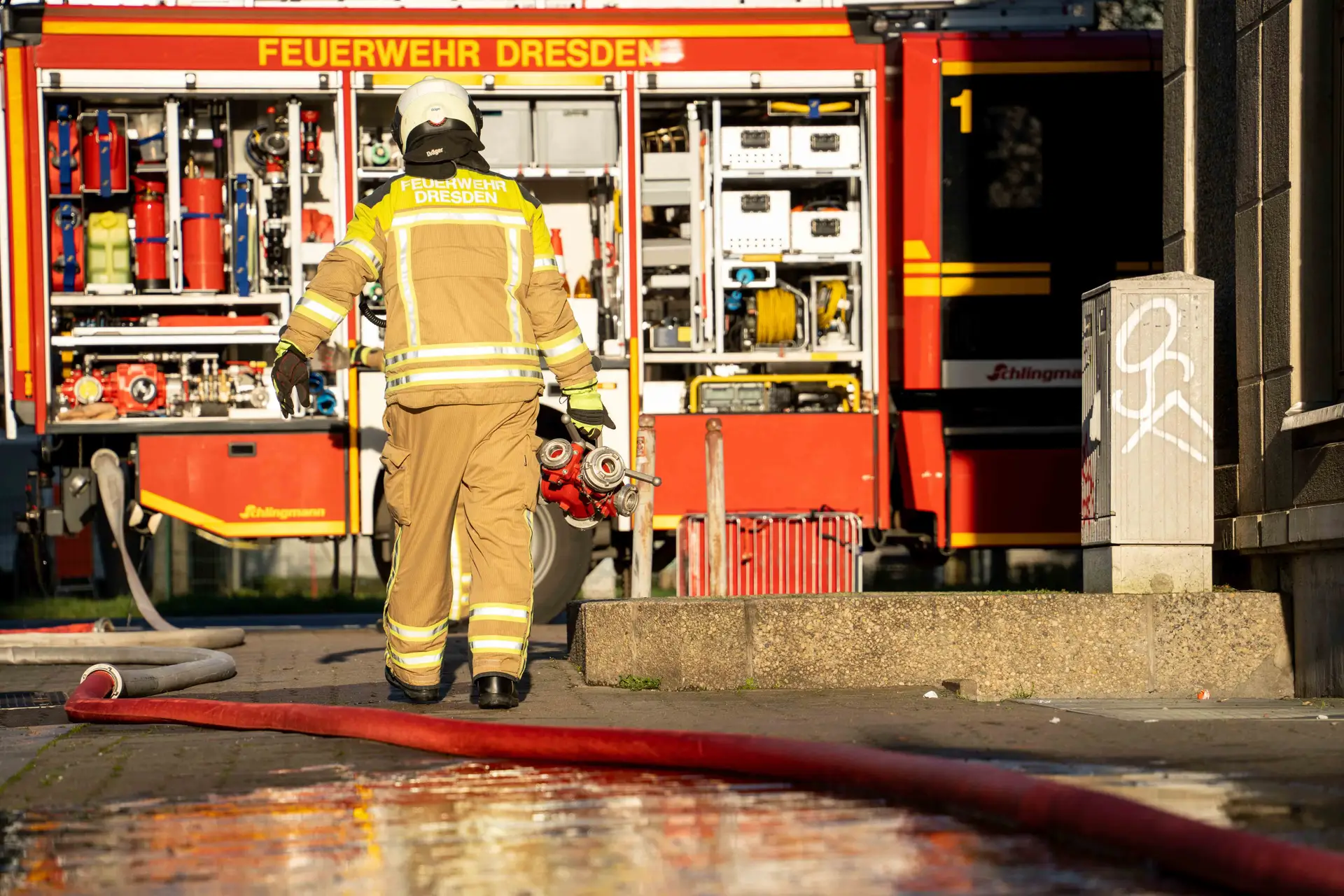 FW Dresden: Brand auf Schultoilette führt zu starker Rauchentwicklung