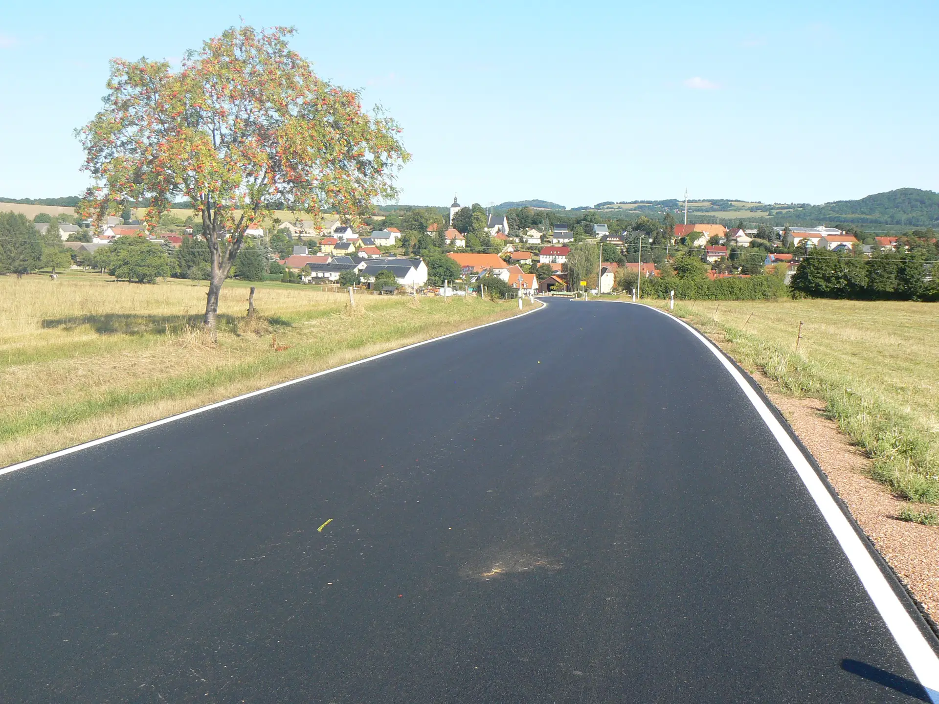 K 9022 bei Cunnersdorf-Reinhardtsgrimma: wieder freigegebene sanierte Kreisstraße