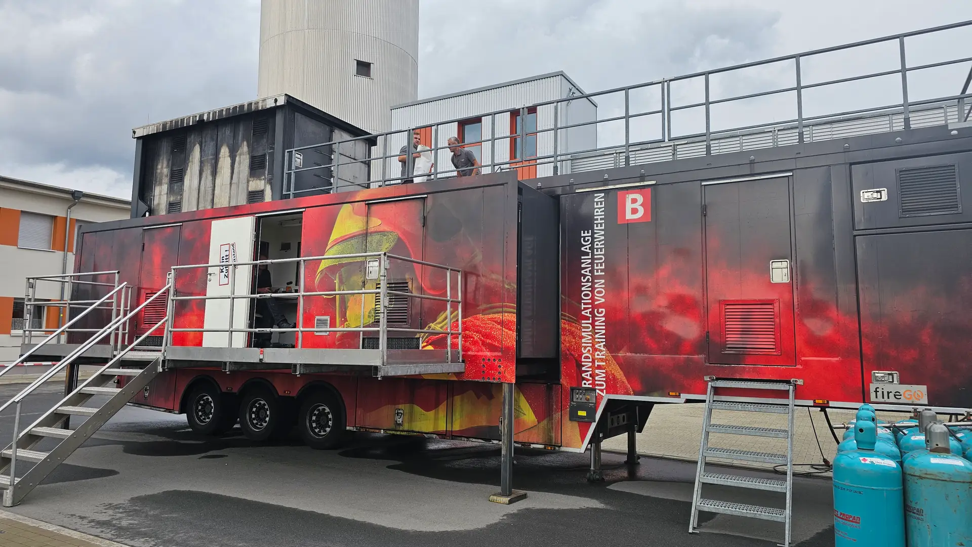 Mobile Brandübungsanlage im Einsatz in Glaubitz: 186 Kameradinnen und Kameraden trainieren